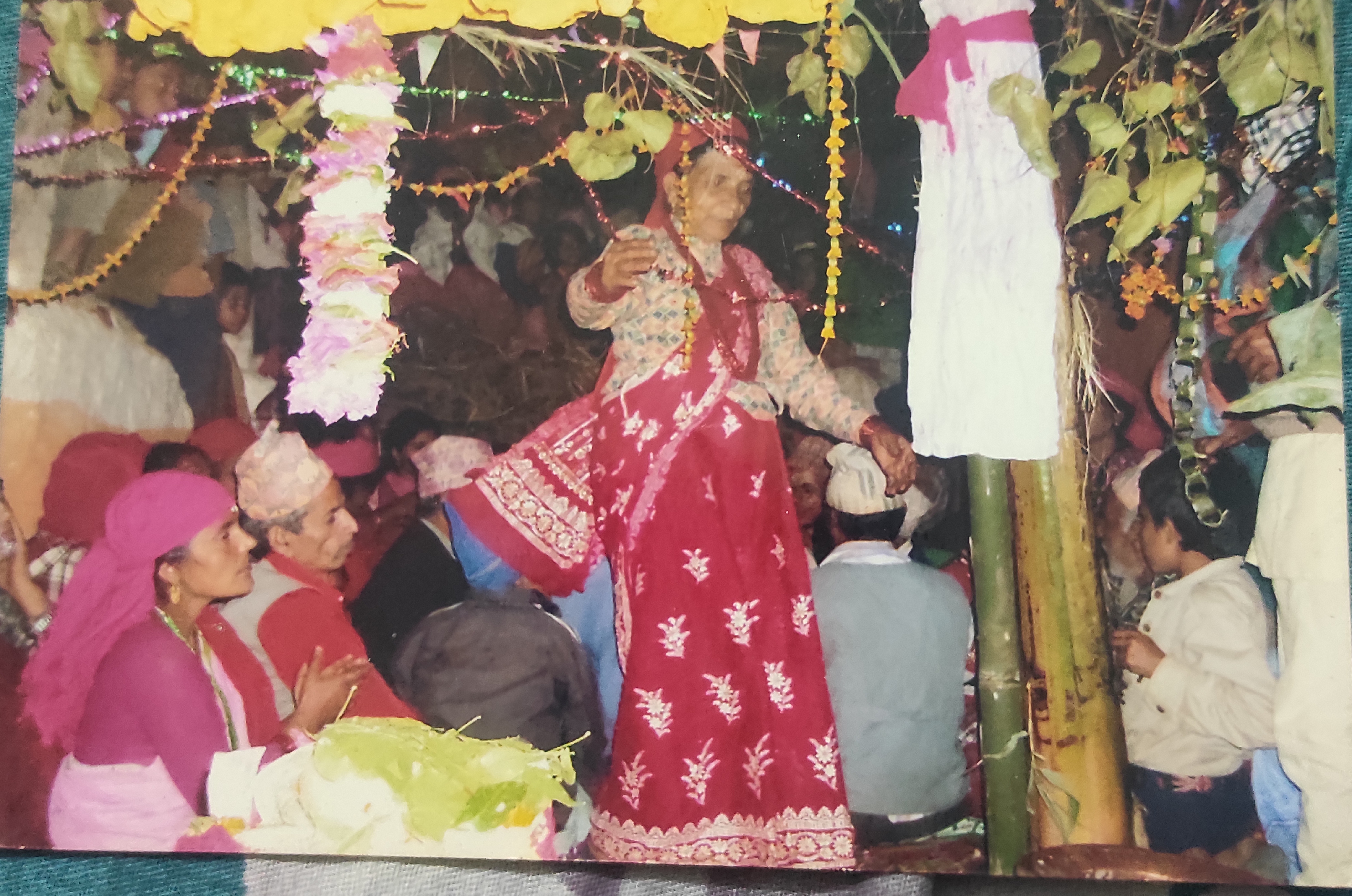 पुजामा नाच्दै