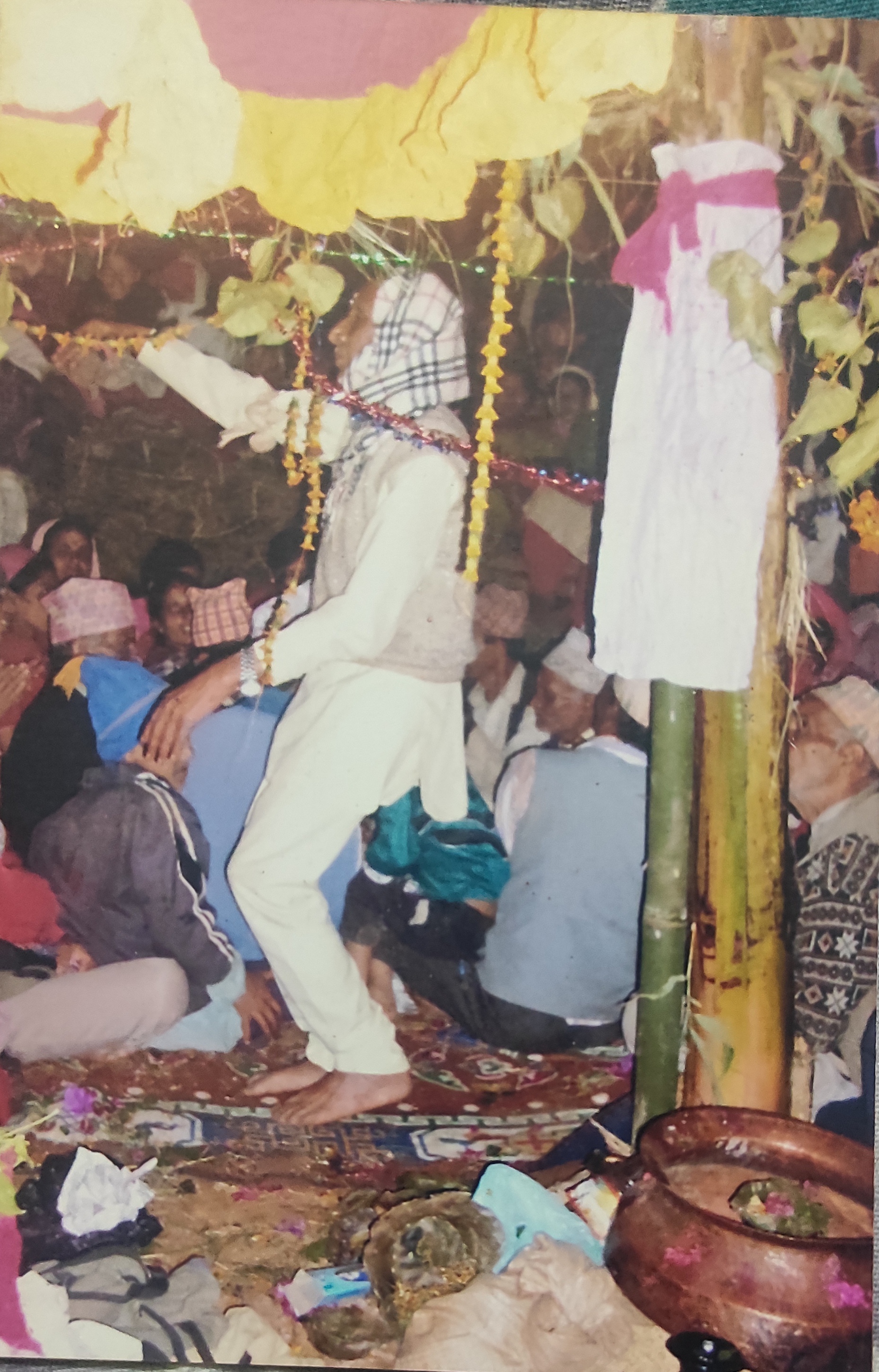 २०६६ सालमा आफ्नो जन्म स्थानमा नाच्दै रमाउदै